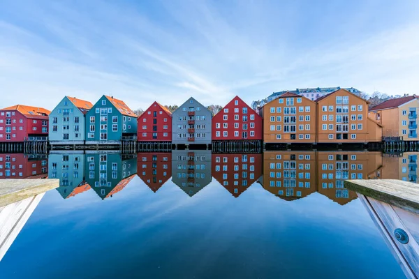 Norveç, Trondheim 'ın Brygge semtindeki Nidelva nehrinde yansıyan renkli ahşap evler.
