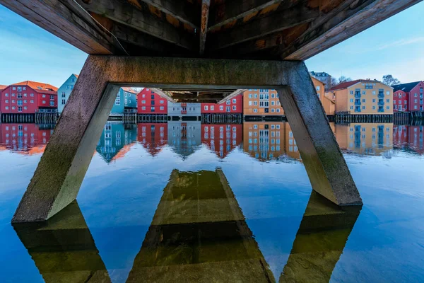 Colorful Old Wooden Houses Reflections River Nidelva Brygge District Trondheim — Stock Photo, Image