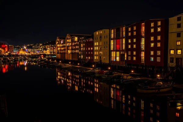 Nachtzicht Oude Havengebouwen Zeilboten Afgemeerd Aan Rivier Nidelva Het District — Stockfoto