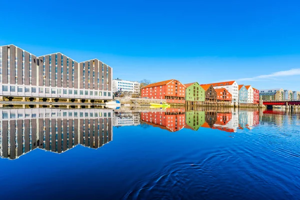 Colorful Old Wooden Houses Reflections River Nidelva Brygge District Trondheim — Stock Photo, Image