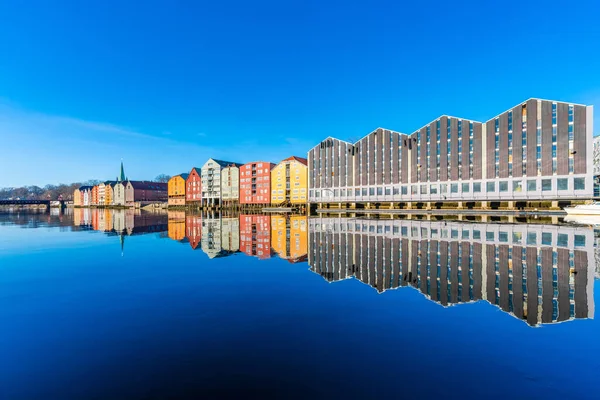 Colorful Old Wooden Houses Reflections River Nidelva Brygge District Trondheim — Stock Photo, Image