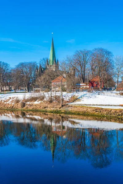 Vue Cathédrale Nidarosdomen Face Rivière Nidelva Trondheim Norvège — Photo