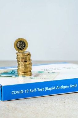 LONDON, İngiltere - Nisan 03, 2022: 31 Mart 'tan beri ücretsiz Covid-19 testleri hükümetin Covid politikasıyla İngiltere' de sona erdi. Ek akış testleri eczanelerden ve internetten satın alınabilir