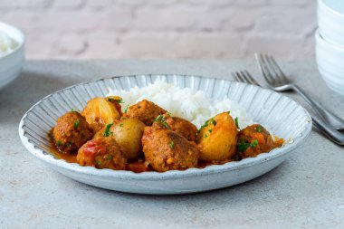 Sosisli köfte ve köri soslu patates ve pilav.