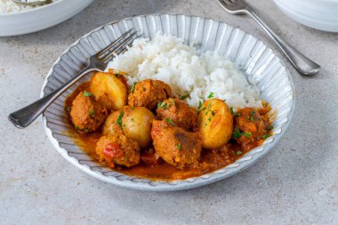 Sosisli köfte ve köri soslu patates ve pilav.