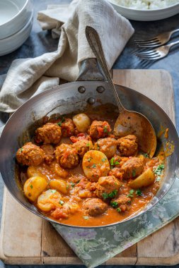 Sosisli köfte ve köri soslu patates ve pilav.