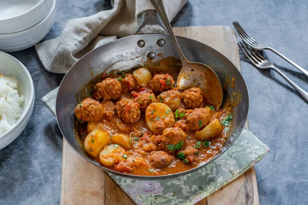 Sosisli köfte ve köri soslu patates ve pilav.