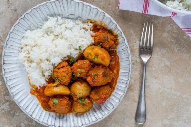 Sosisli köfte ve köri soslu patates ve pilav.