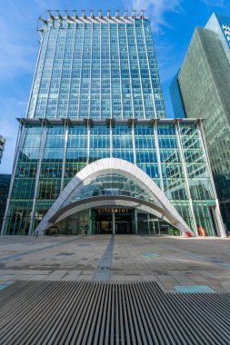 LONDON, İngiltere - 26 Şubat 2022: Londra 'nın ana finans bölgesi ve tarihi çekirdeği olan Londra' nın kuzeyindeki Ropemaker Caddesi üzerindeki CityPoint gökdeleninin görüntüsü