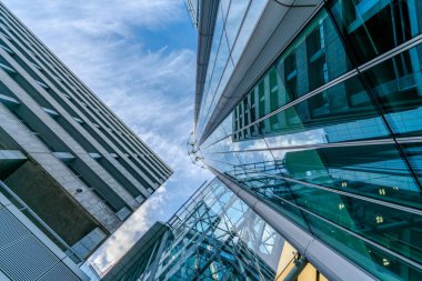 LONDON, İngiltere - 26 Şubat 2022: Londra 'nın ana finans bölgesi ve tarihi çekirdeği olan Londra' nın kuzeyindeki Ropemaker Caddesi üzerindeki CityPoint gökdeleninin yukarı görüşü