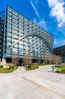 LONDON, UK - 26 Şubat 2022 Broadgate Exchange Square, Londra 'nın merkezindeki en geniş halka açık alanlardan biri ve çeşitli etkinlikler takvimi, dev sinema gösterimleri ve açılır pencereler sunuyor.