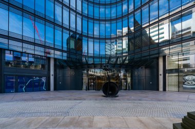 LONDON, İngiltere - 26 Şubat 2022: 1980 'lerin ofis bloklarından birinin yerine net sıfır karbonla karışık kullanımlı binalardan oluşan 100 Broadgate, Liverpool Caddesi' nin ön görüntüsü