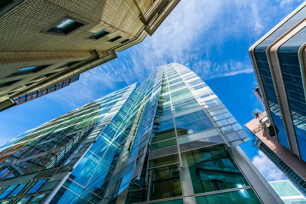 Uppåtsikt Över Skyskrapor Med Reflektioner Fönster London Storbritannien — Stockfoto