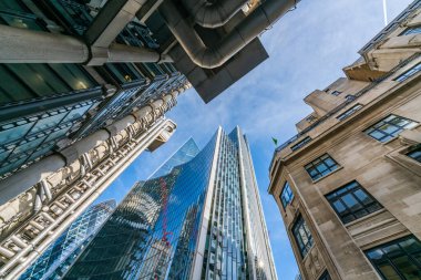 LONDON, İngiltere - 26 Şubat 2022: Londra 'nın finans bölgesinin kalbi olan Londra şehrindeki modern gökdelenlerin yukarıdan görünüşü. Hukuki ve finansal meslekler şehrin büyük bir bölümünü oluşturur.