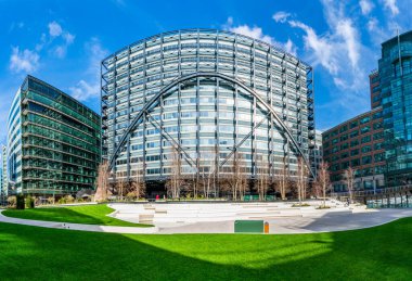 LONDON, UK - 26 Şubat 2022 Broadgate Exchange Square, Londra 'nın merkezindeki en geniş halka açık alanlardan biri ve çeşitli etkinlikler takvimi, dev sinema gösterimleri ve açılır pencereler sunuyor.