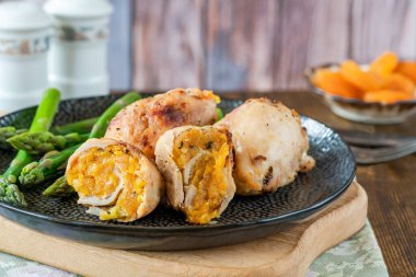 Kayısı dolgulu tavuk budu ve kuşkonmaz.