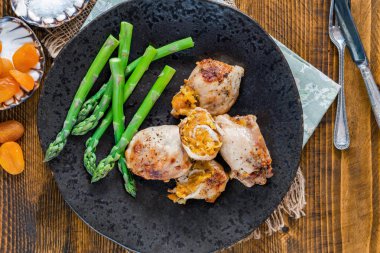 Kayısı dolgulu tavuk budu ve kuşkonmaz.