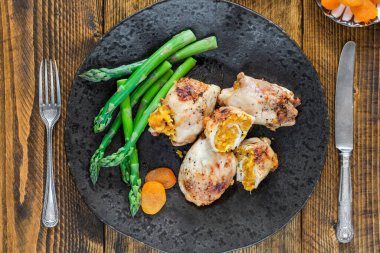 Kayısı dolgulu tavuk budu ve kuşkonmaz.