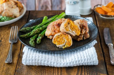 Kayısı dolgulu tavuk budu ve kuşkonmaz.