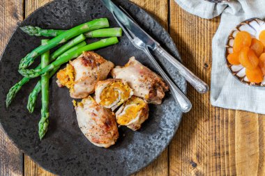 Kayısı dolgulu tavuk budu ve kuşkonmaz.