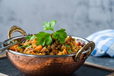 Beyaz şaraplı yeşil mercimek yahnisi, Serrano jambonu ve füme paprika.