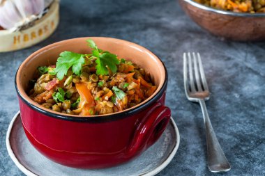 Beyaz şaraplı yeşil mercimek yahnisi, Serrano jambonu ve füme paprika.