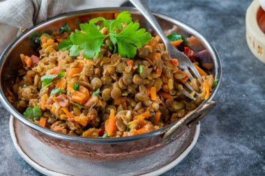 Beyaz şaraplı yeşil mercimek yahnisi, Serrano jambonu ve füme paprika.