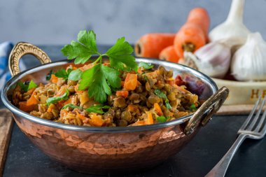 Beyaz şaraplı yeşil mercimek yahnisi, Serrano jambonu ve füme paprika.