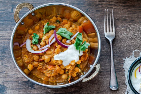 Kichererbsen Curry Mit Roten Zwiebeln Raita — Stockfoto