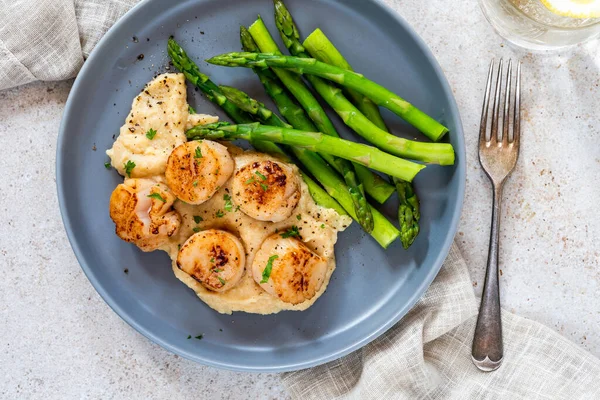 Karnabahar, fasulye püresi ve kuşkonmazlı kızarmış midye.