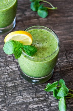 Yeşil armut ve su teresi püresi.