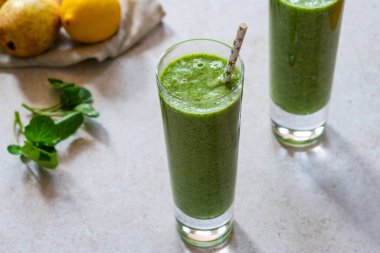 Yeşil armut ve su teresi püresi.