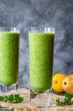 Yeşil armut ve su teresi püresi.