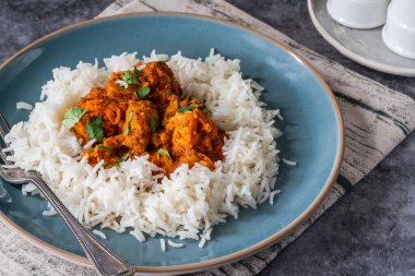 Pirinçli Parsi balığı verandası. Bombay 'daki Parsi topluluğundan lezzetli köri.