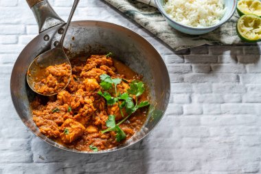 Pirinçli Parsi balığı verandası. Bombay 'daki Parsi topluluğundan lezzetli köri.