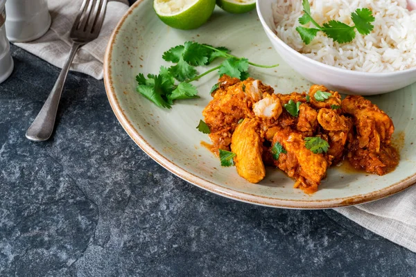 Pirinçli Parsi balığı verandası. Bombay 'daki Parsi topluluğundan lezzetli köri.