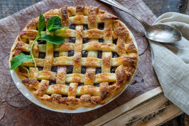 Klasik kafes kabuklu ev yapımı vişneli turta.