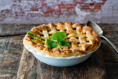 Klasik kafes kabuklu ev yapımı vişneli turta.