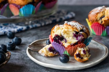 Klasik yabanmersinli ve limonlu kekler.