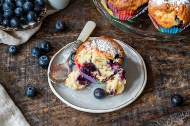 Klasik yabanmersinli ve limonlu kekler.