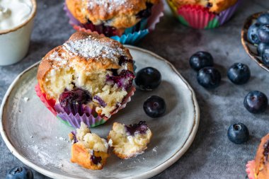 Klasik yabanmersinli ve limonlu kekler.