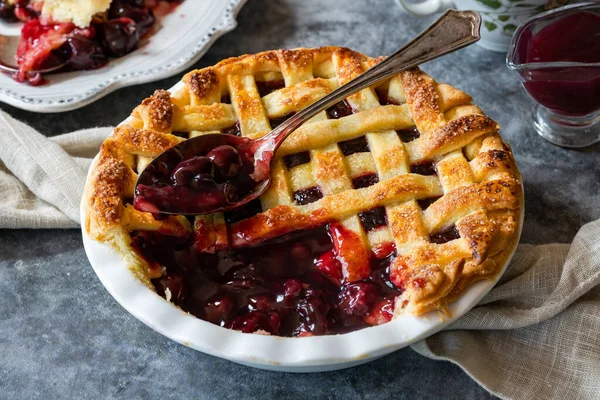 Classic Homebaked Cherry Pie Lattice Crust — Stockfoto