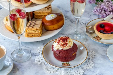 Masada kahve ve köpüklü şaraplı gurme kekleri.