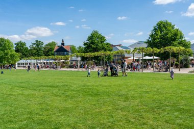 WISLEY, SURREY, İngiltere 22 Mayıs 2022: Ziyaretçiler, Toplum tarafından işletilen beş bahçeden biri olan Wisley 'deki RHS bahçesinde güneşli bir günün ve Kew Garden' dan sonra İngiltere 'de en çok ziyaret edilen ikinci bahçe.