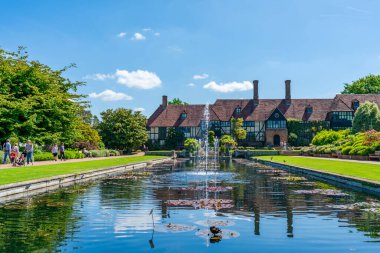WISLEY, SURREY, İngiltere 22 Mayıs 2022: Ziyaretçiler, Toplum tarafından işletilen beş bahçeden biri olan Wisley 'deki RHS bahçesinde güneşli bir günün ve Kew Garden' dan sonra İngiltere 'de en çok ziyaret edilen ikinci bahçe.