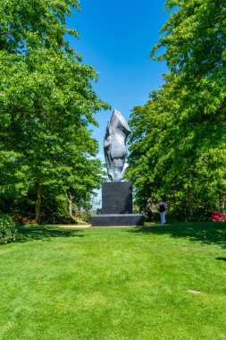 WISLEY, SURREY, İngiltere 22 Mayıs 2022: Wisley HRS Gardens 'da Nic Fiddian Green' in Still Water adlı heykeli Battleston Hill 'in tepesine yerleştirildi