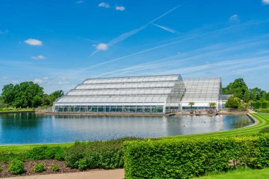 WISLEY, SURREY, UK MAY 22, 2022: The Queen tarafından RHS Wisley 'deki ödüllü cam ev resmi olarak Haziran 2007' de açıldı. Bir dizi yeşil tasarım içeriyor..