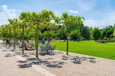 WISLEY, SURREY, İngiltere 22 Mayıs 2022: Ziyaretçiler, Toplum tarafından işletilen beş bahçeden biri olan Wisley 'deki RHS bahçesinde güneşli bir günün ve Kew Garden' dan sonra İngiltere 'de en çok ziyaret edilen ikinci bahçe.