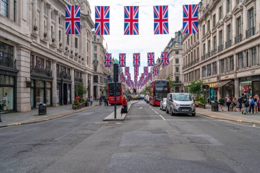 LONDON, İngiltere - Haziran 03, 2022: Kraliçe 'nin Platin Yıl Kutlamaları münasebetiyle Regent Caddesi üzerinde Birlik bayrakları asılı.