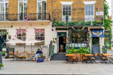 Londra 'nın Belgravia ilçesi akıllı butikler, lüks restoranlar, lüks lokantalar ve sofistike kafelerle bilinen zengin bir bölgedir.